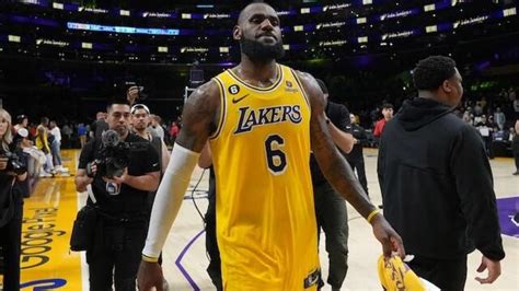 LeBron James leads Lakers to comfortable 117.